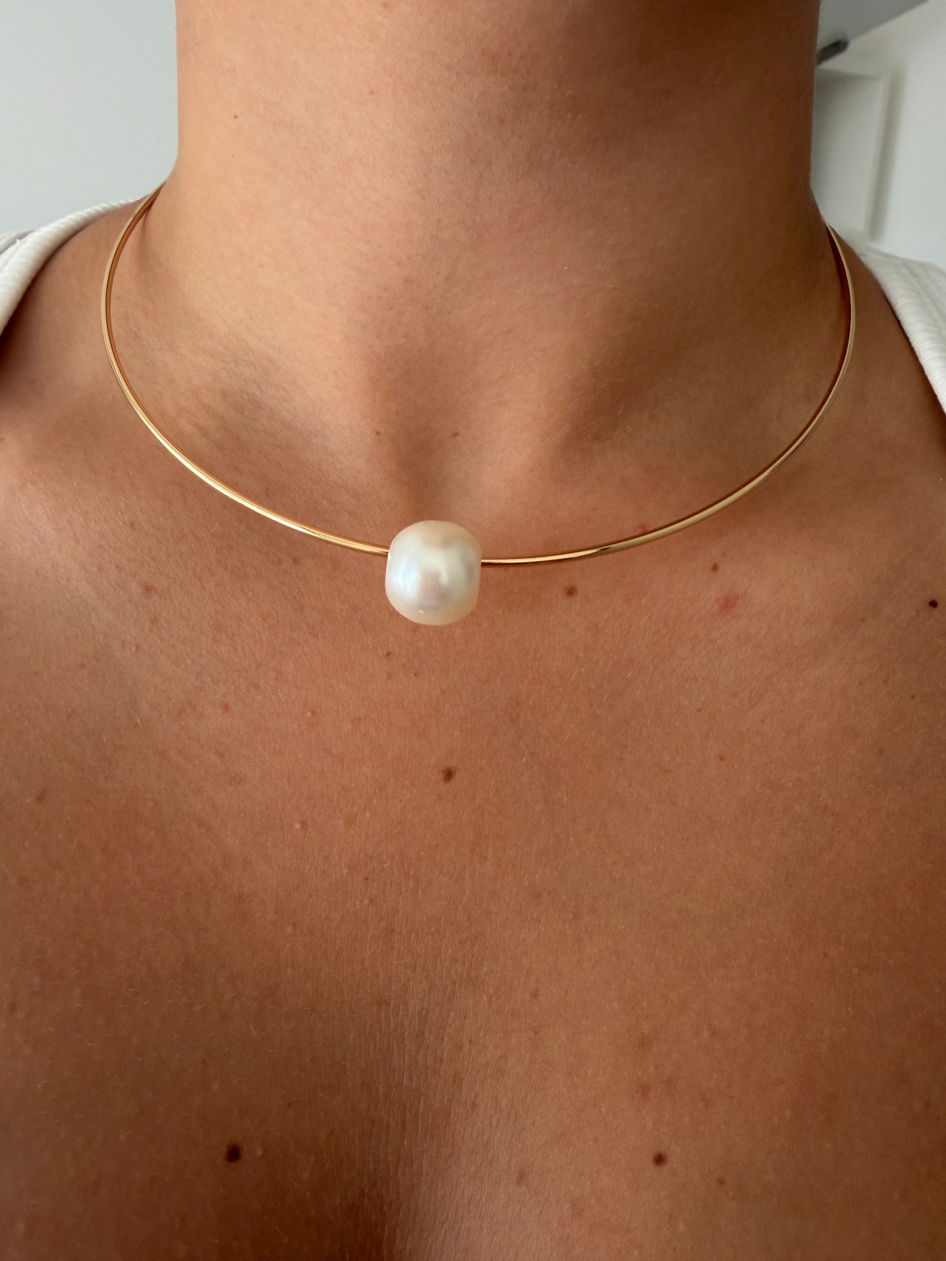 Gold pearl necklace